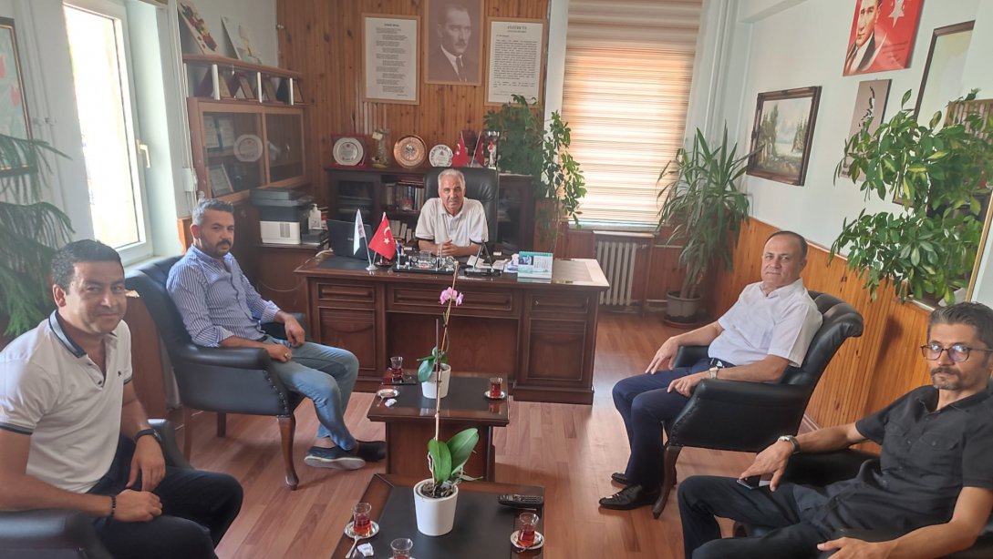 Türk-İş 'e bağlı Koop-İş Sendikası Adana Şube Başkanı Rasim Mart ve Anamur Temsilcisi Naile Cihankar İlçe Milli Eğitim Müdürümüz Sayın İlyas Mercan'ı makamında ziyaret etti.
