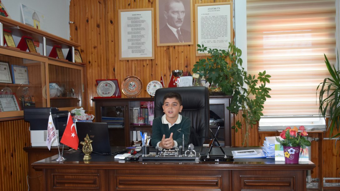 Anamur İlçe Eğitim Müdürü İlyas MERCAN, 23 Nisan Ulusal Egemenlik ve Çocuk Bayramı dolayısıyla koltuğunu Özel Gümüş Koleji  4. sınıf öğrencisi Ali İsmail AYDIN'a devretti